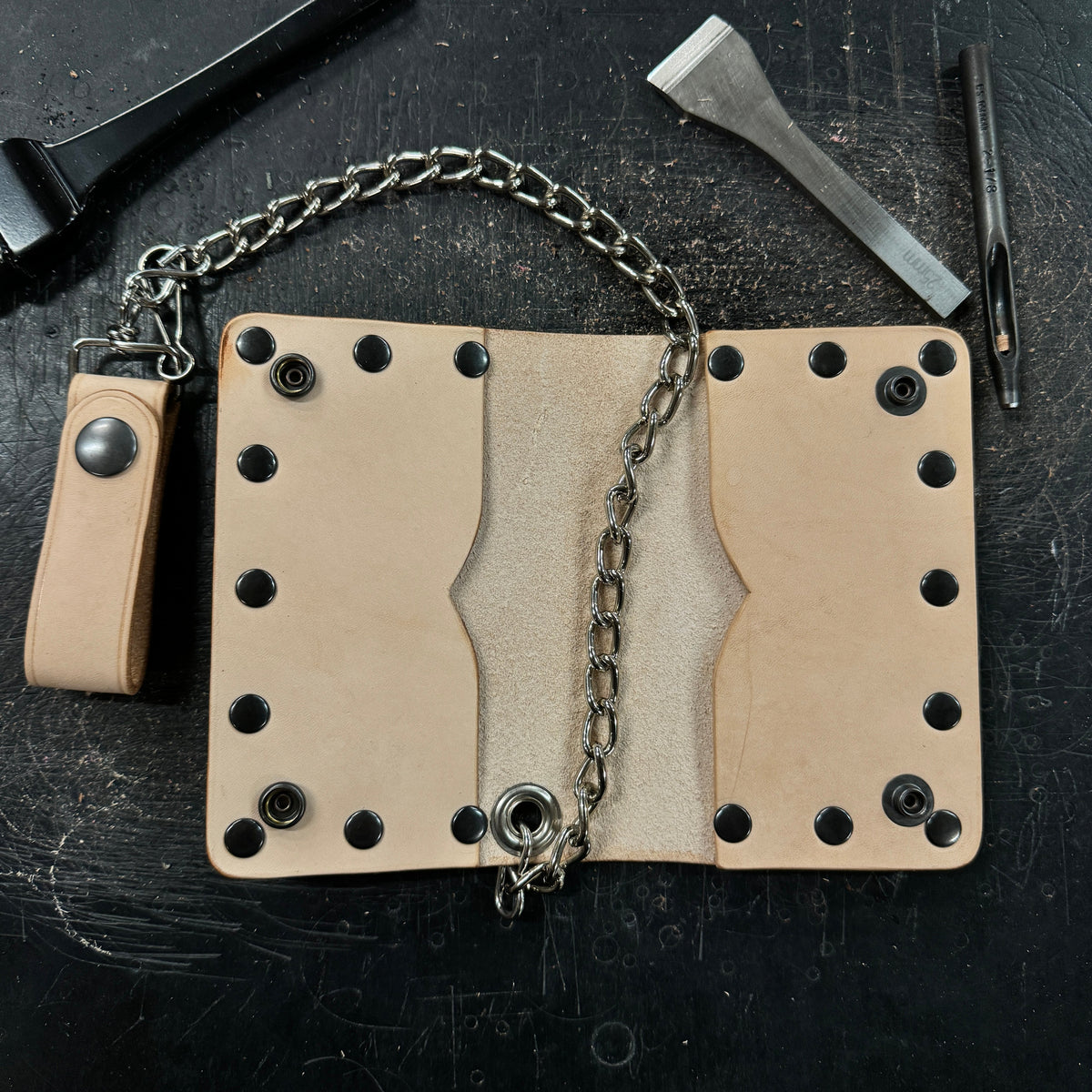 veg-tan-biker-bifold-chain-