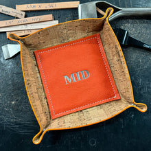 Cargar imagen en el visor de la galería, Contemporary Valet Tray - Italian Pebble Grain Leather Lined with Cork - Stonestreet Leather
