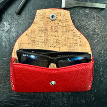 Cargar imagen en el visor de la galería, Sunglass Case - Italian Pebble Grain Leather, White Stitching Lined with Cork, Silver Snap - Stonestreet Leather
