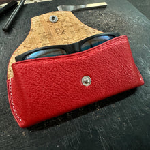 Cargar imagen en el visor de la galería, Sunglass Case - Italian Pebble Grain Leather, White Stitching Lined with Cork, Silver Snap - Stonestreet Leather
